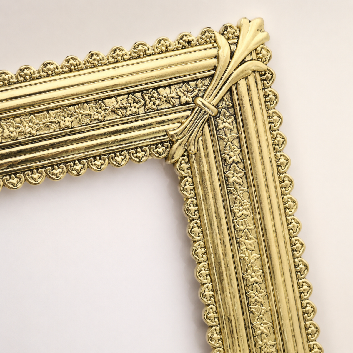 Ramka metalowa dekoracyjna 13x18 cm RM2957NG – zdjęcie dodatkowe (RM2957NG)