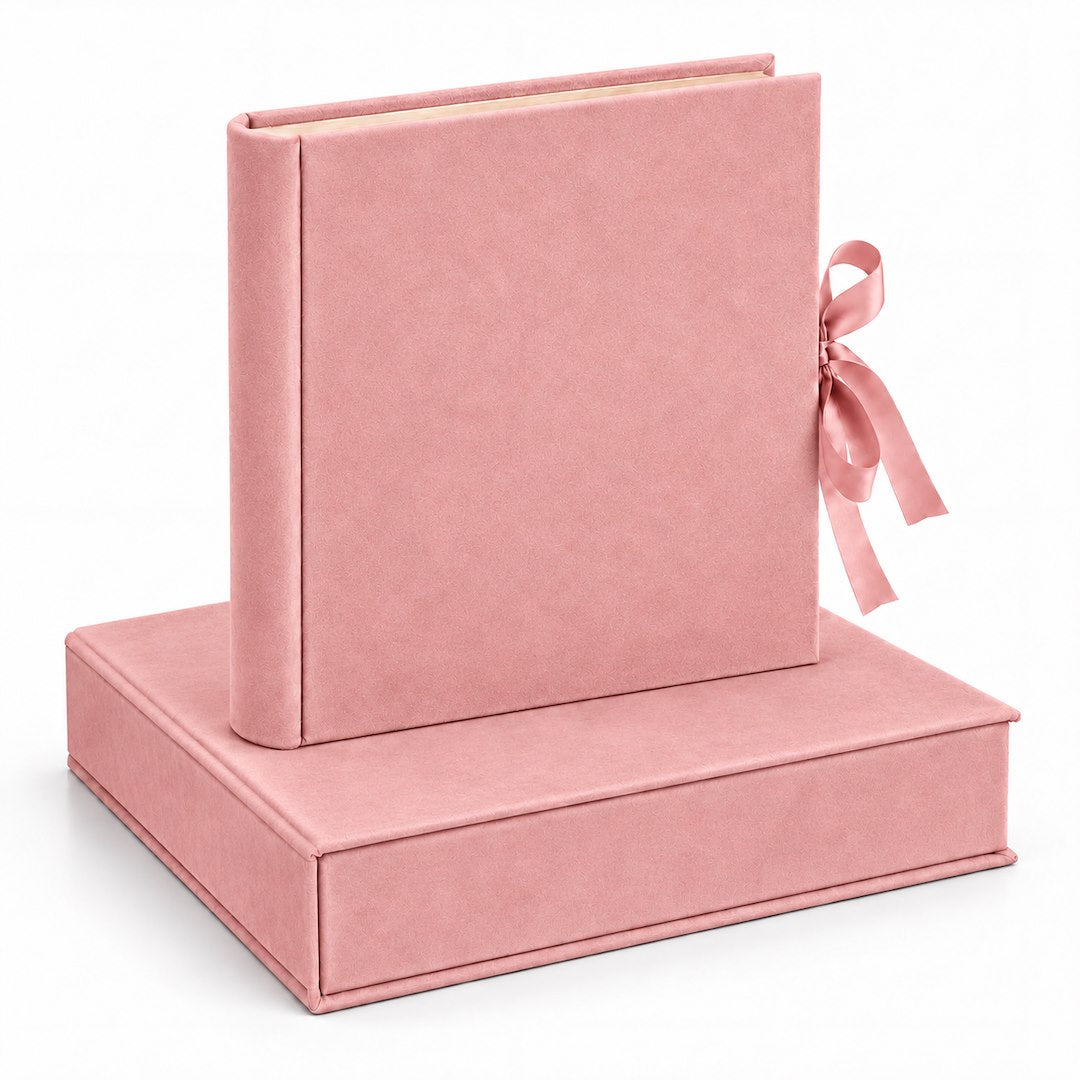 Album tradycyjny VELVET 29×32 cm różowy z welurowym pudełkiem GEDEON – album stojący na zamkniętym pudełku, białe tło