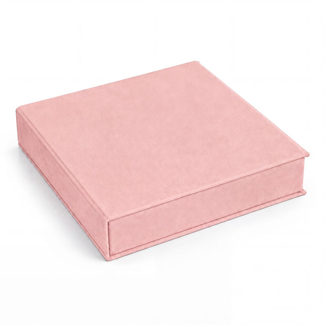 Album tradycyjny VELVET 29×32 cm różowy z welurowym pudełkiem GEDEON – zamknięte pudełko z boku, białe tło