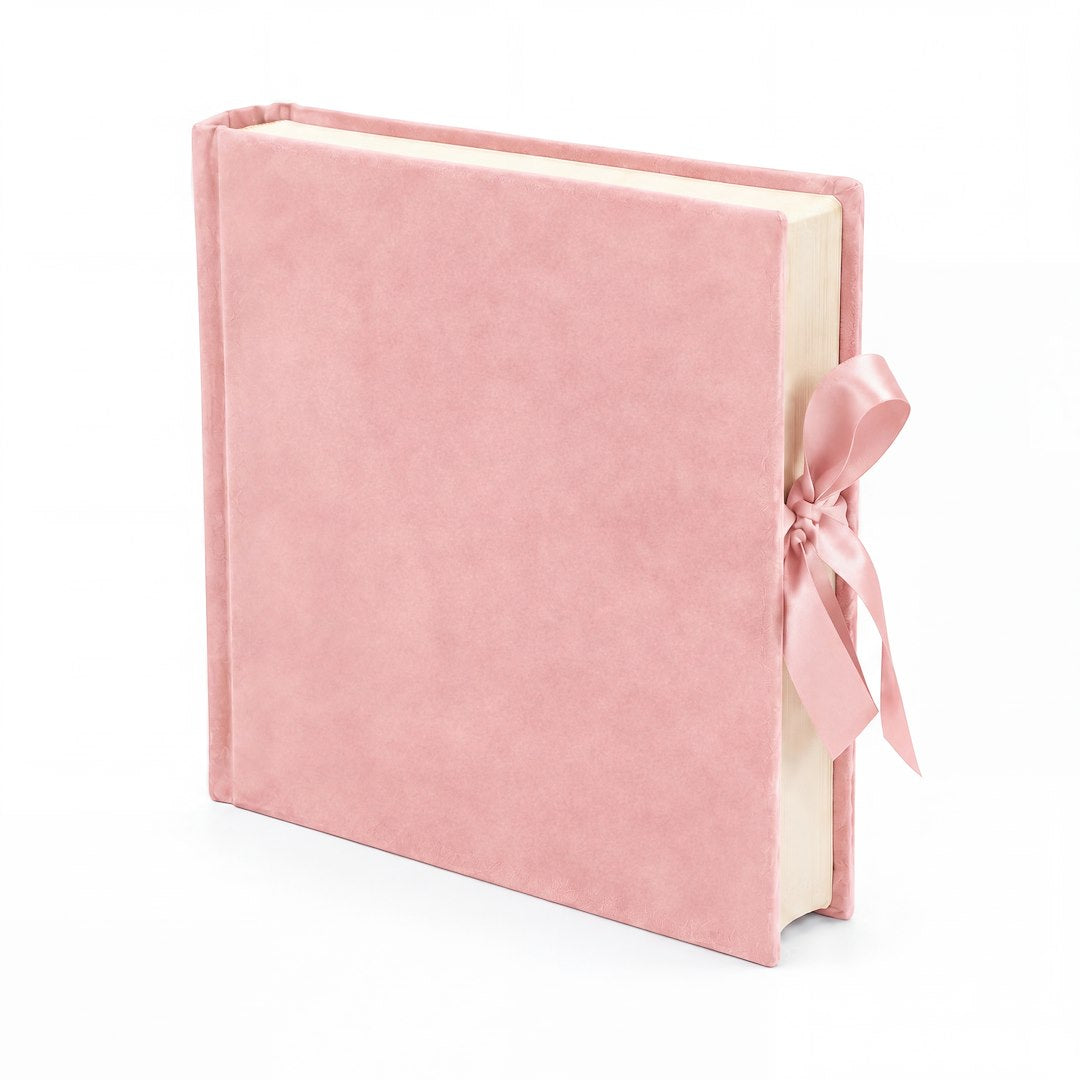 Album tradycyjny VELVET 29×32 cm różowy z welurowym pudełkiem GEDEON – album pod kątem, kremowe karty i kokarda