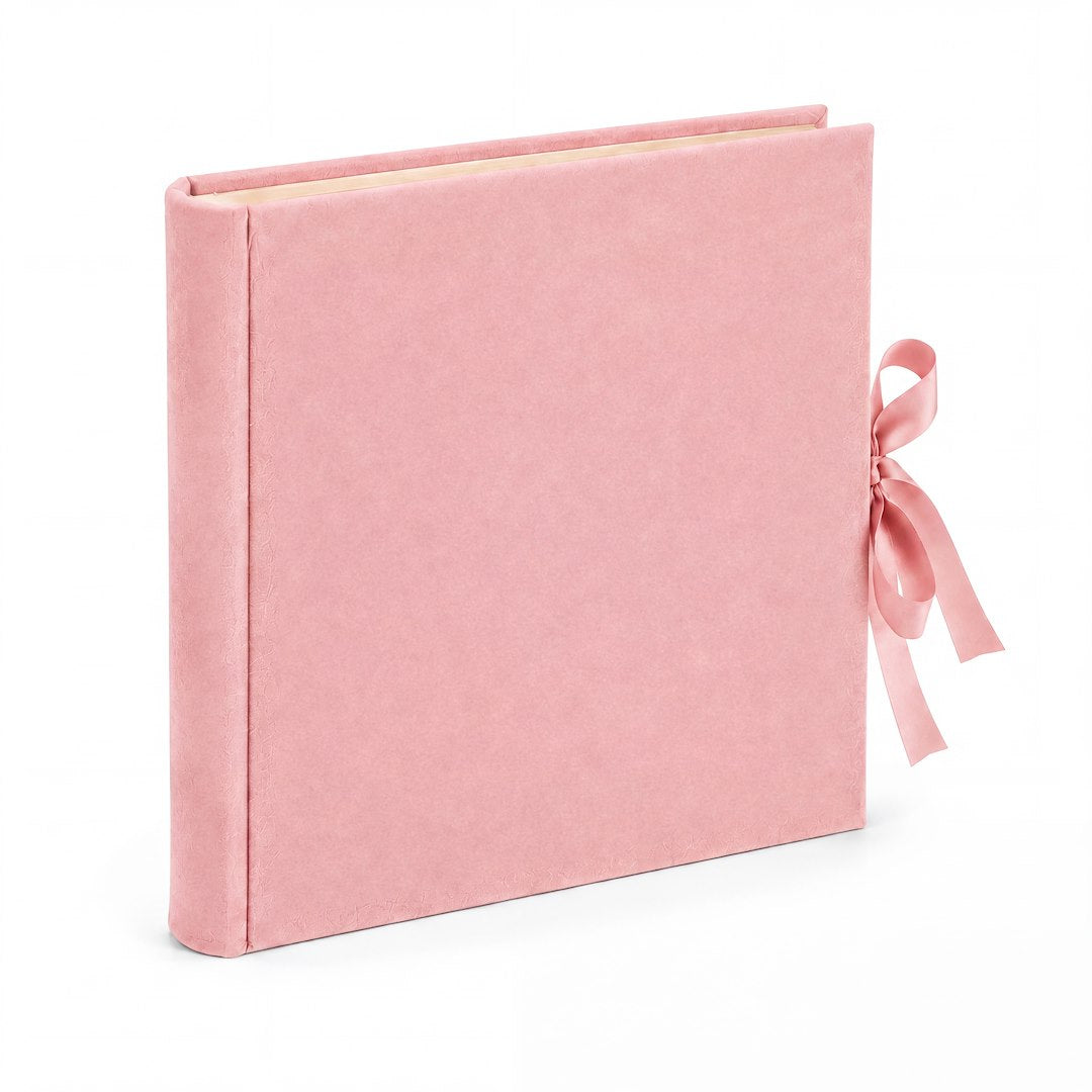 Album tradycyjny VELVET 29×32 cm różowy z welurowym pudełkiem GEDEON – album pod kątem, grzbiet i kremowe karty u góry
