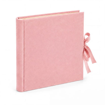 Album tradycyjny VELVET 29×32 cm różowy z welurowym pudełkiem GEDEON – album pod kątem, grzbiet i kremowe karty u góry