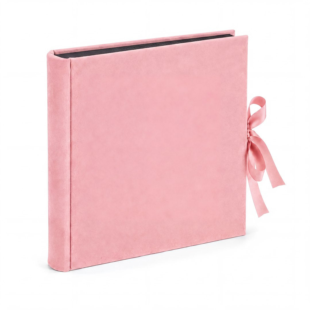Album tradycyjny VELVET 29×32 cm różowy z welurowym pudełkiem GEDEON – album w ujęciu 3/4, widoczne czarne strony