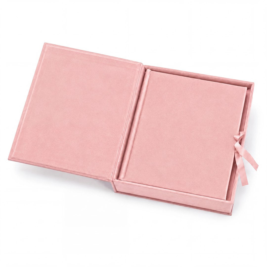 Album tradycyjny VELVET 29×32 cm różowy z welurowym pudełkiem GEDEON – album w otwartym pudełku, satynowa kokarda