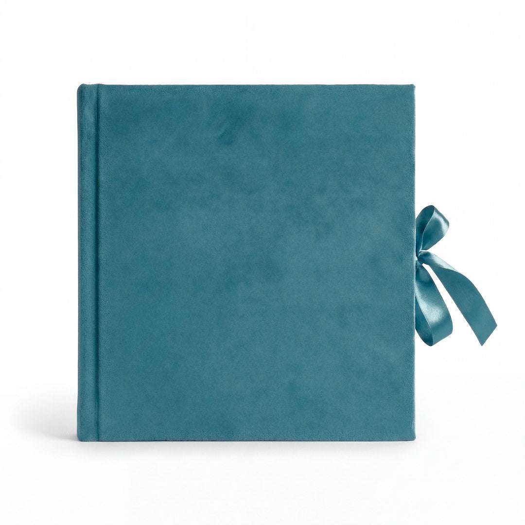 Album tradycyjny VELVET 29×32 cm morski z welurowym pudełkiem GEDEON – front albumu z satynową kokardą