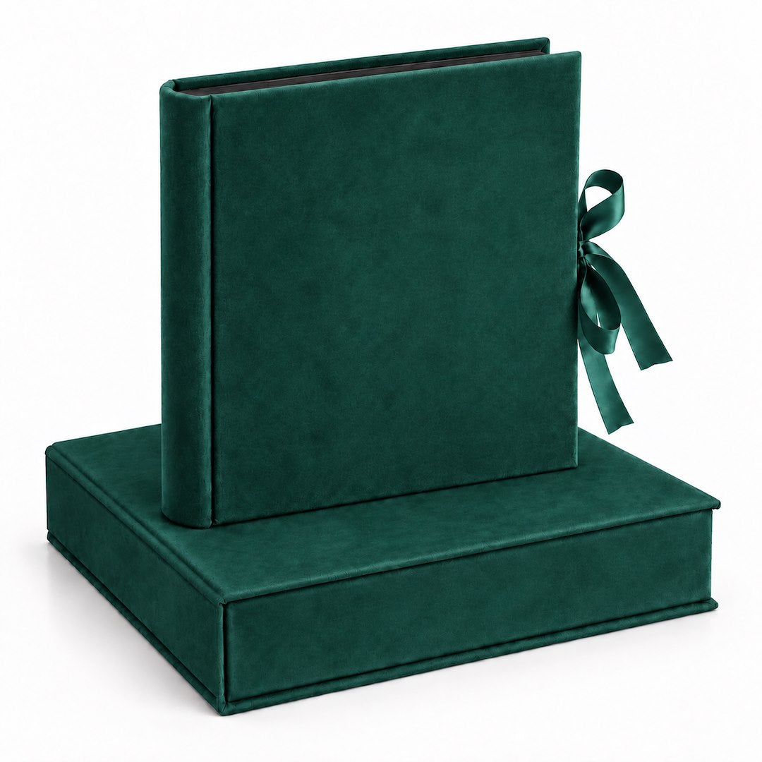 Album tradycyjny VELVET 29×32 cm szmaragdowy z welurowym pudełkiem GEDEON – album na zamkniętym pudełku, czarne karty