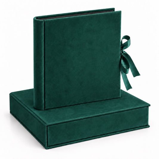 Album tradycyjny VELVET 29×32 cm szmaragdowy z welurowym pudełkiem GEDEON – album na zamkniętym pudełku, czarne karty