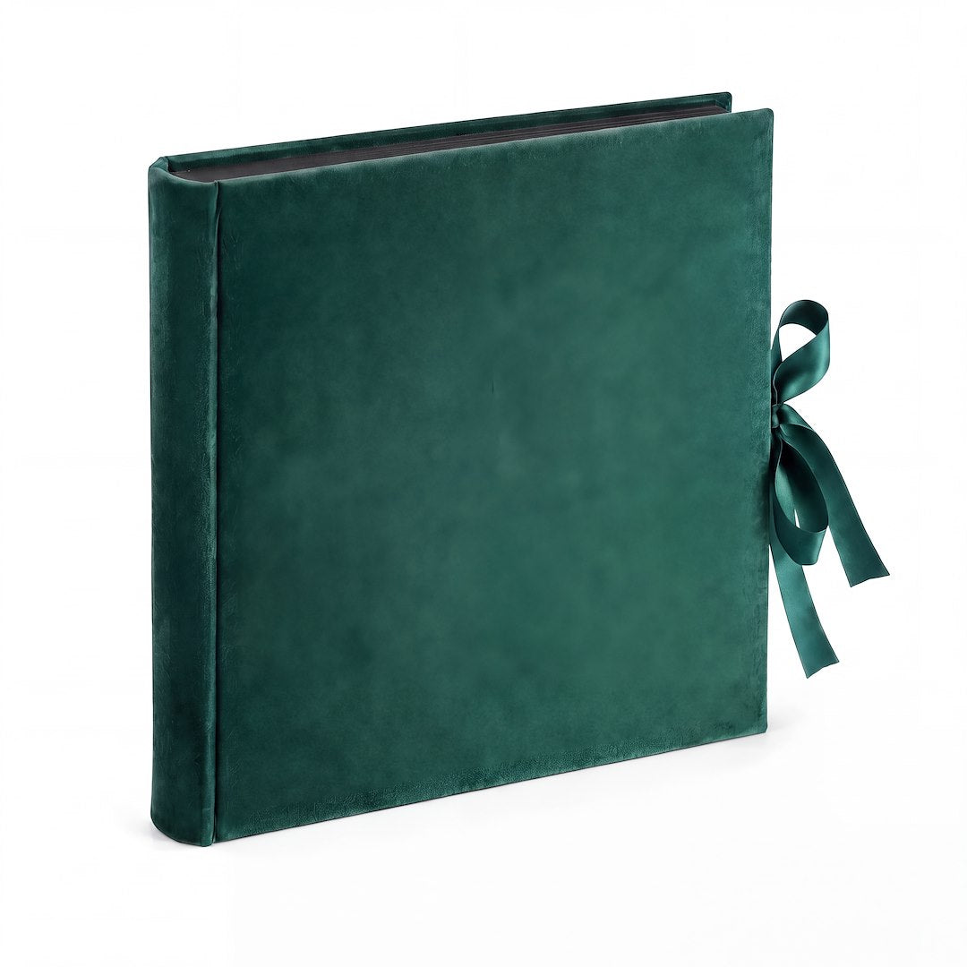 Album tradycyjny VELVET 29×32 cm szmaragdowy z welurowym pudełkiem GEDEON – album w ujęciu 3/4, czarne karty od góry
