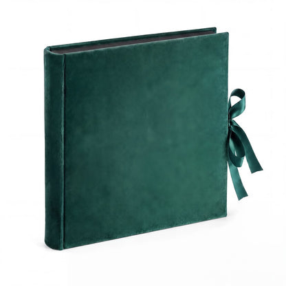 Album tradycyjny VELVET 29×32 cm szmaragdowy z welurowym pudełkiem GEDEON – album w ujęciu 3/4, czarne karty od góry