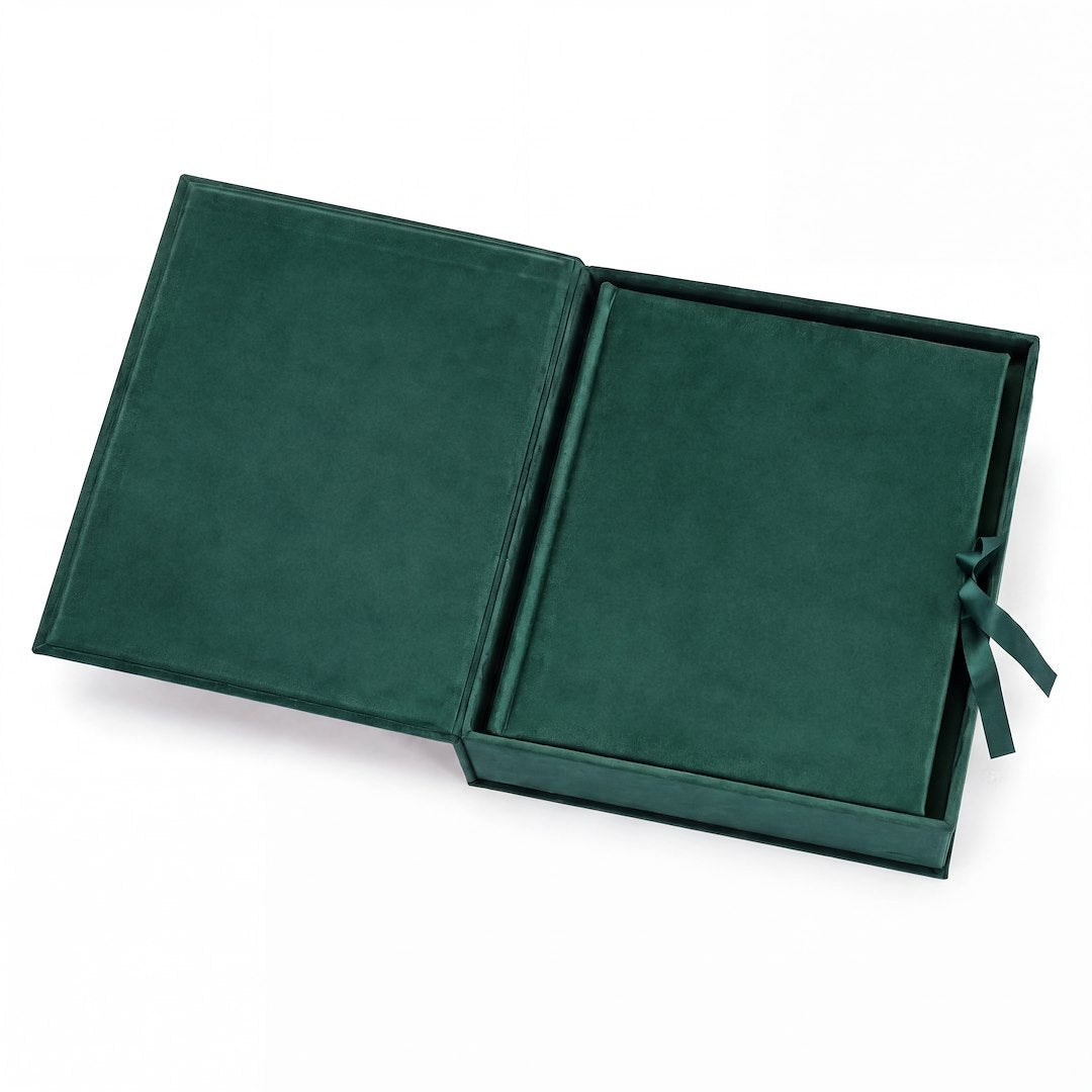 Album tradycyjny VELVET 29×32 cm szmaragdowy z welurowym pudełkiem GEDEON – album w otwartym pudełku