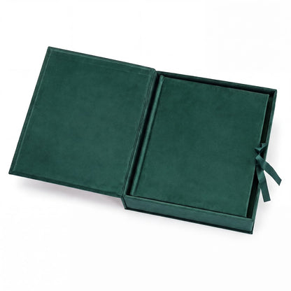 Album tradycyjny VELVET 29×32 cm szmaragdowy z welurowym pudełkiem GEDEON – album w otwartym pudełku