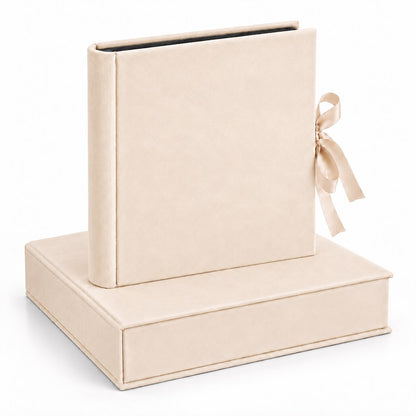 Album tradycyjny VELVET 29×32 cm kremowy z welurowym pudełkiem GEDEON – album stojący na zamkniętym pudełku, czarne karty