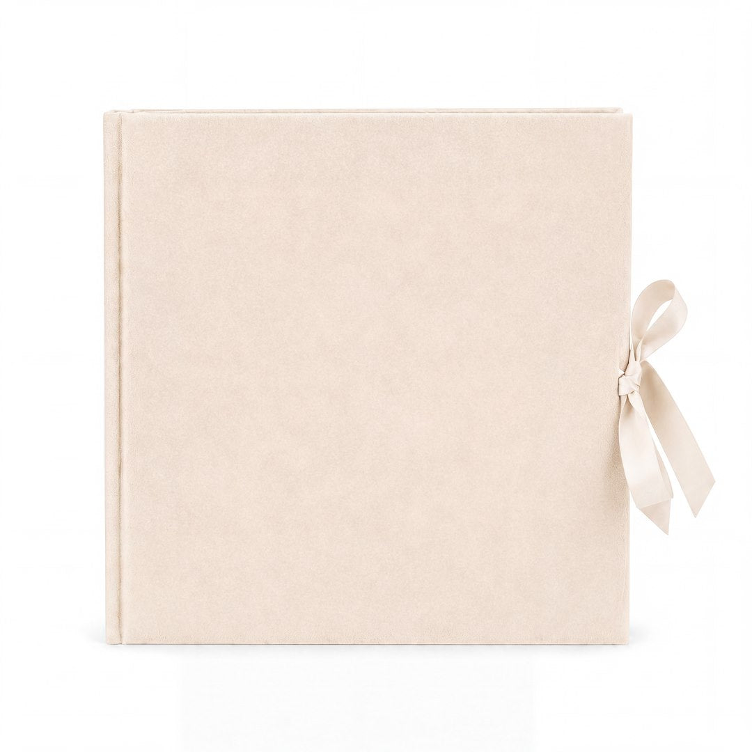 Album tradycyjny VELVET 29×32 cm kremowy z welurowym pudełkiem GEDEON – front albumu z kokardą z kremowej satynowej wstążki