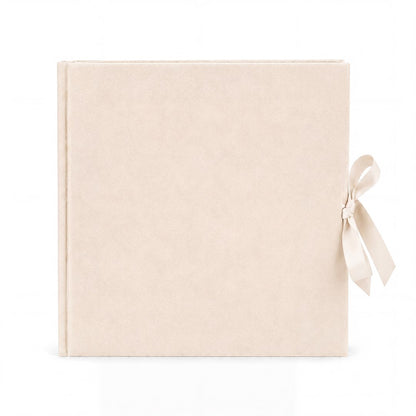 Album tradycyjny VELVET 29×32 cm kremowy z welurowym pudełkiem GEDEON – front albumu z kokardą z kremowej satynowej wstążki