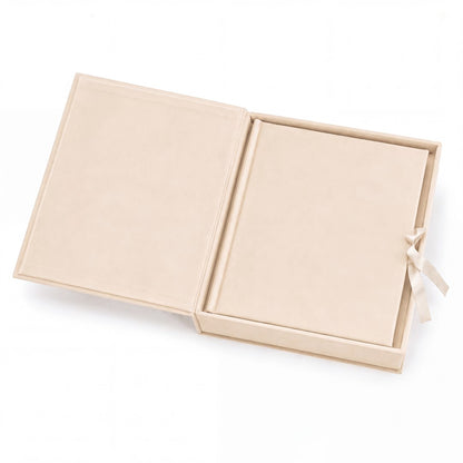 Album tradycyjny VELVET 29×32 cm kremowy z welurowym pudełkiem GEDEON – album w otwartym welurowym pudełku