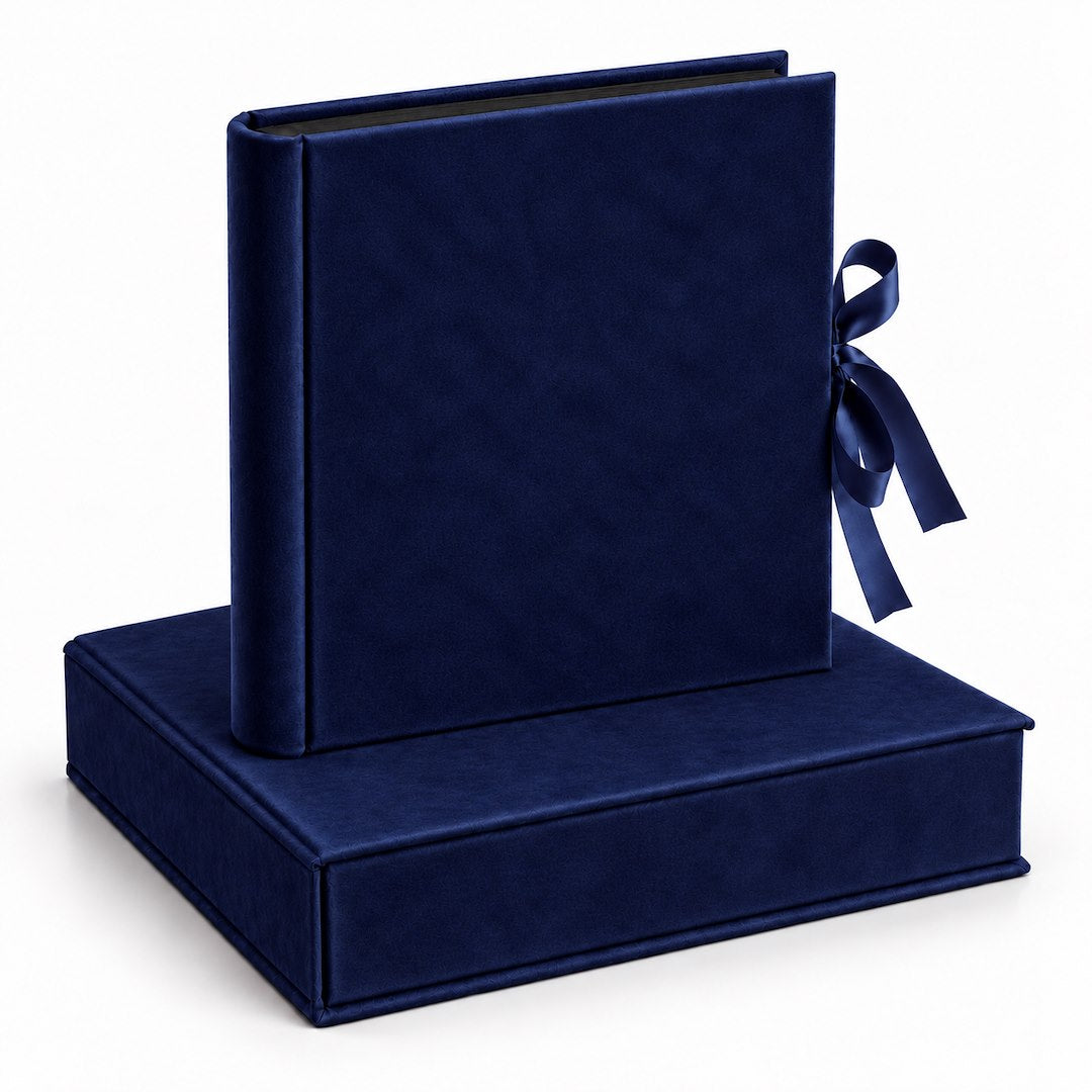 Album tradycyjny VELVET 29×32 cm granatowy z welurowym pudełkiem GEDEON – album stojący na zamkniętym pudełku, białe tło