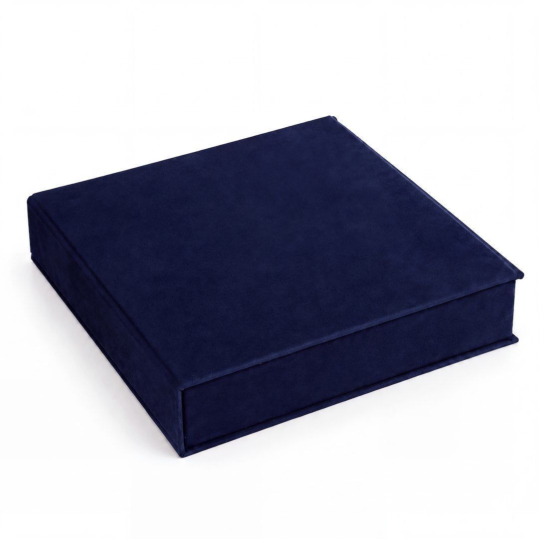 Album tradycyjny VELVET 29×32 cm granatowy z welurowym pudełkiem GEDEON – zamknięte pudełko z boku, białe tło