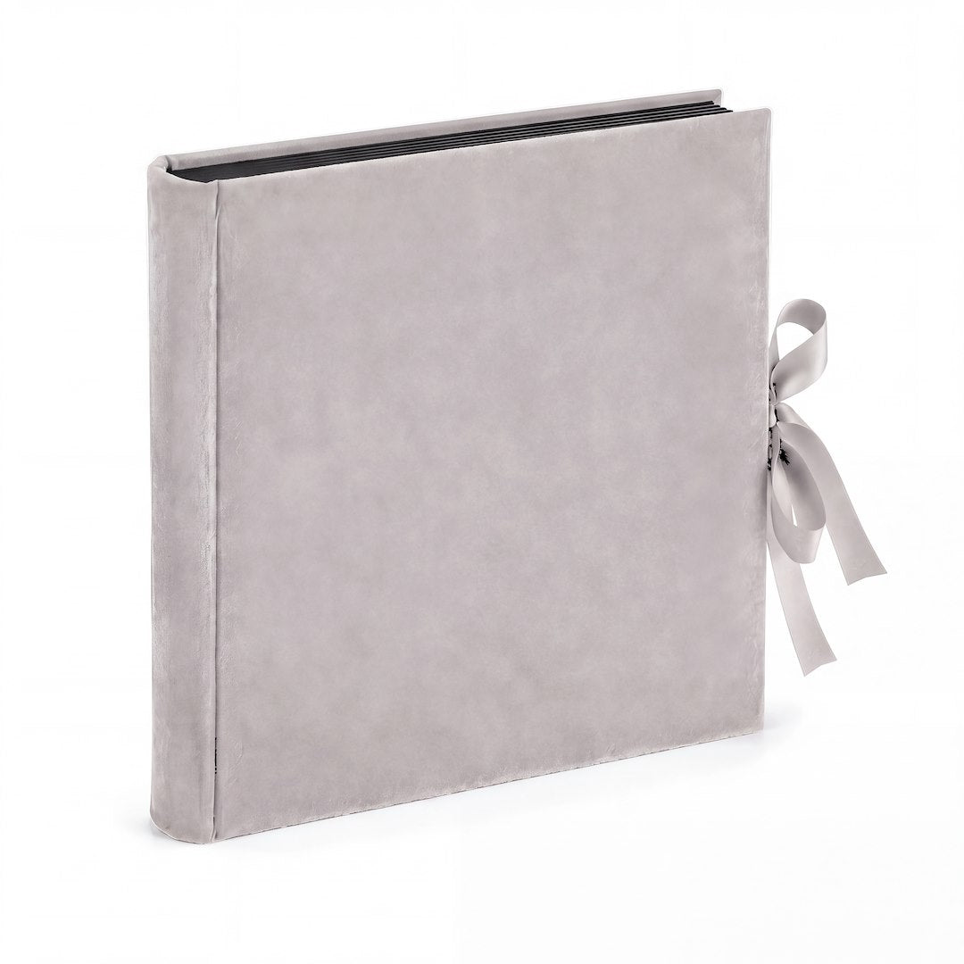 Album tradycyjny VELVET 29×32 cm jasnoszary z welurowym pudełkiem GEDEON – album w ujęciu 3/4 z czarnymi kartami, białe tło