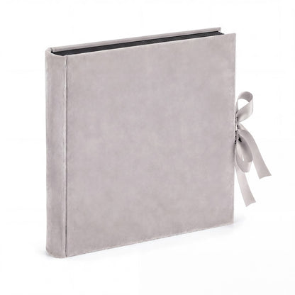 Album tradycyjny VELVET 29×32 cm jasnoszary z welurowym pudełkiem GEDEON – album w ujęciu 3/4 z czarnymi kartami, białe tło