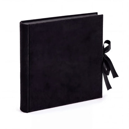 Album tradycyjny VELVET 29×32 cm czarny z welurowym pudełkiem GEDEON – album w ujęciu 3/4 od strony grzbietu