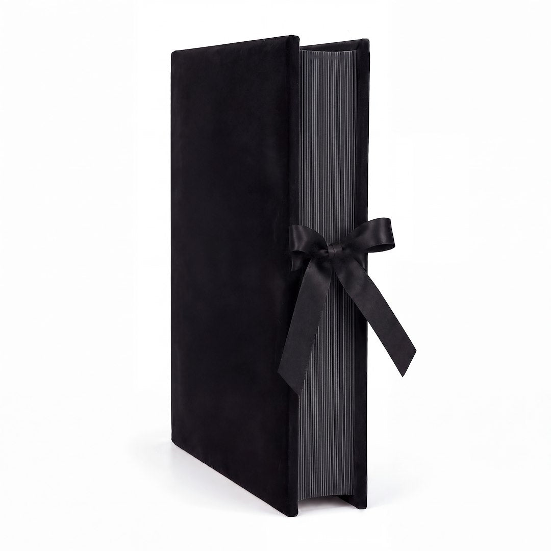 Album tradycyjny VELVET 29×32 cm czarny z welurowym pudełkiem GEDEON – brzeg czarnych kart i kokarda