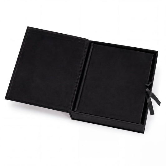 Album tradycyjny VELVET 29×32 cm czarny z welurowym pudełkiem GEDEON – album w otwartym pudełku