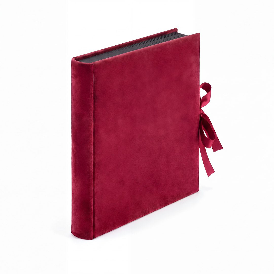 Album tradycyjny VELVET 29×32 cm czerwony z welurowym pudełkiem GEDEON – album w ujęciu 3/4, czarne karty