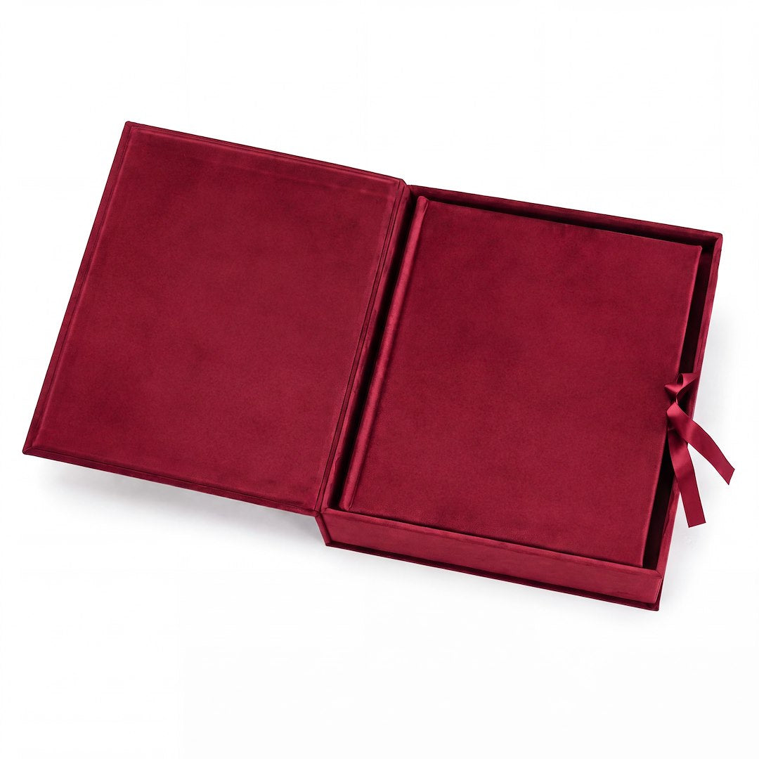 Album tradycyjny VELVET 29×32 cm czerwony z welurowym pudełkiem GEDEON – otwarte pudełko z albumem w środku